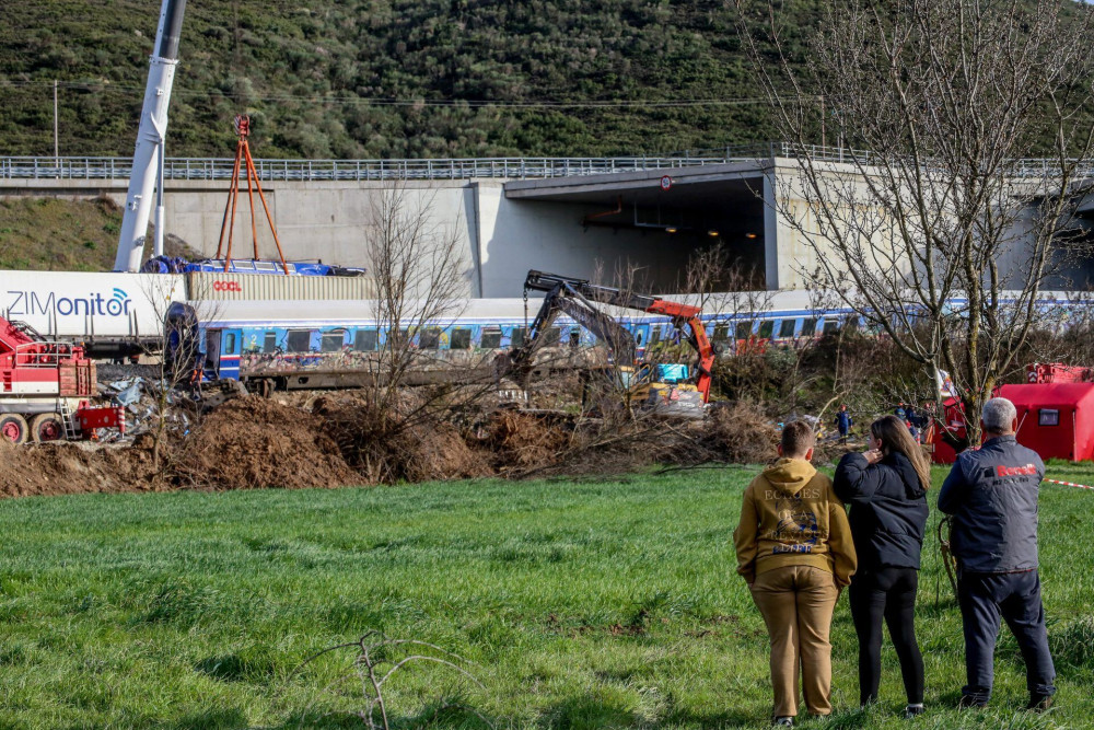 Τραγωδία στα Τέμπη: Φόρος τιμής στους νεκρούς από διασώστες – εθελοντές
