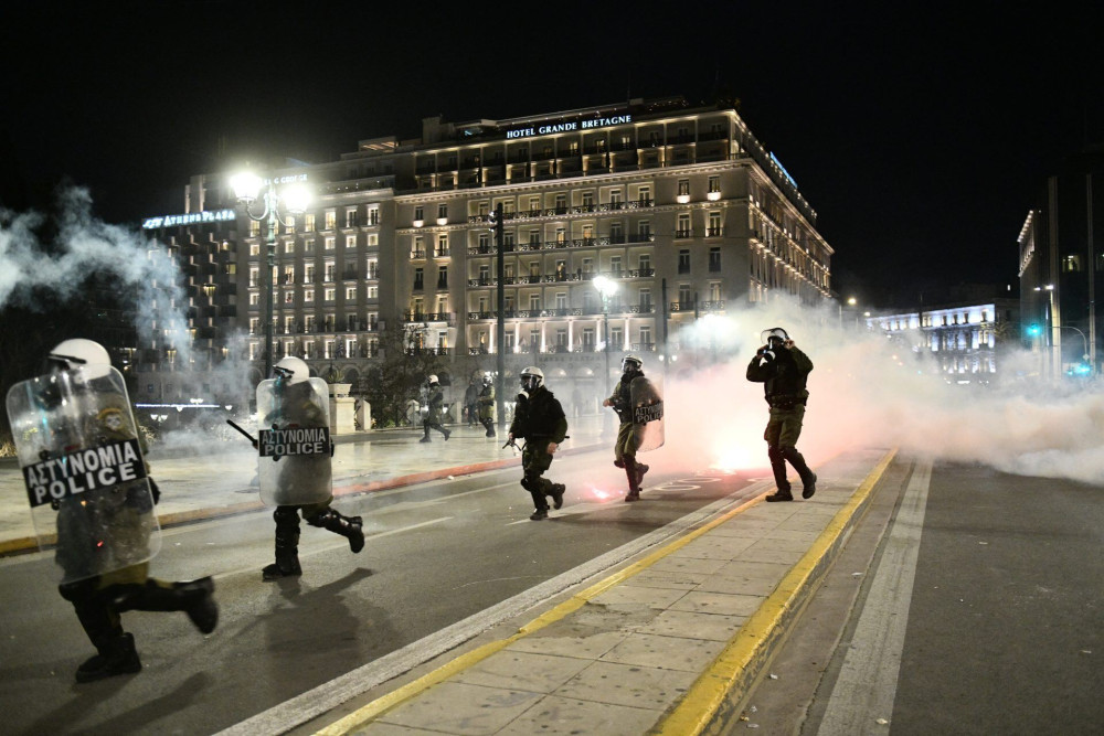 Επεισόδια στην πορεία διαμαρτυρίας στην Αθήνα –  Έκαψαν περιπολικό, τέσσερις προσαγωγές από ΕΛ.ΑΣ
