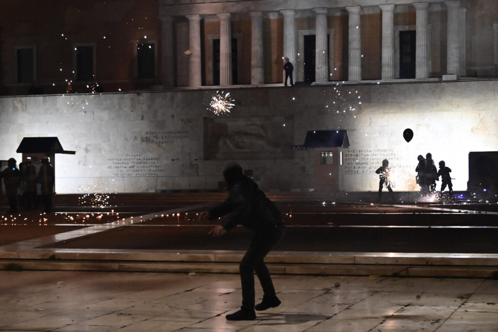 Τα έσπασαν οι κουκουλοφόροι στο Σύνταγμα – Πέταξαν πέτρες, μάρμαρα και μολότοφ (ΒΙΝΤΕΟ)