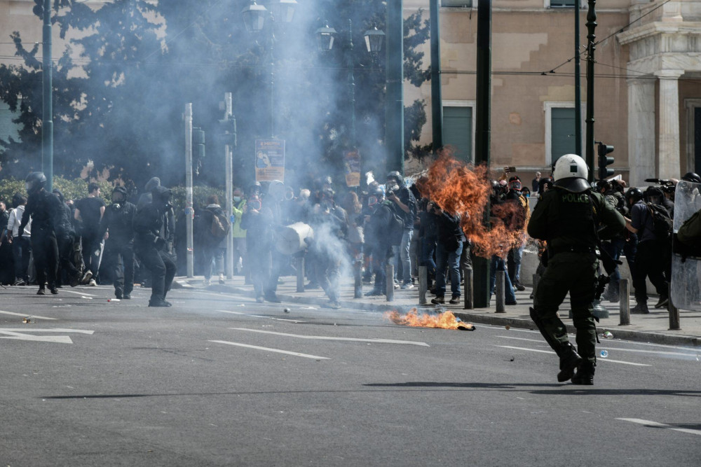 Οι κουκουλοφόροι “ξαναχτυπούν”: Βανδαλισμοί και βόμβες μολότοφ  στο Σύνταγμα