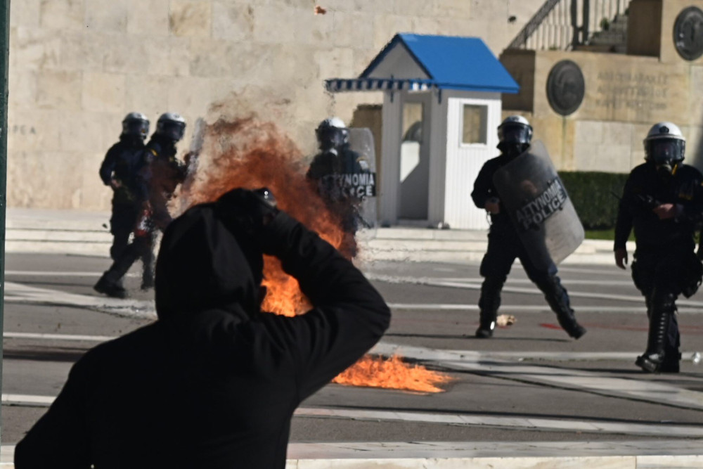 Επεισόδια στο κέντρο – Επίθεση κουκουλοφόρων με μολότοφ και πέτρες