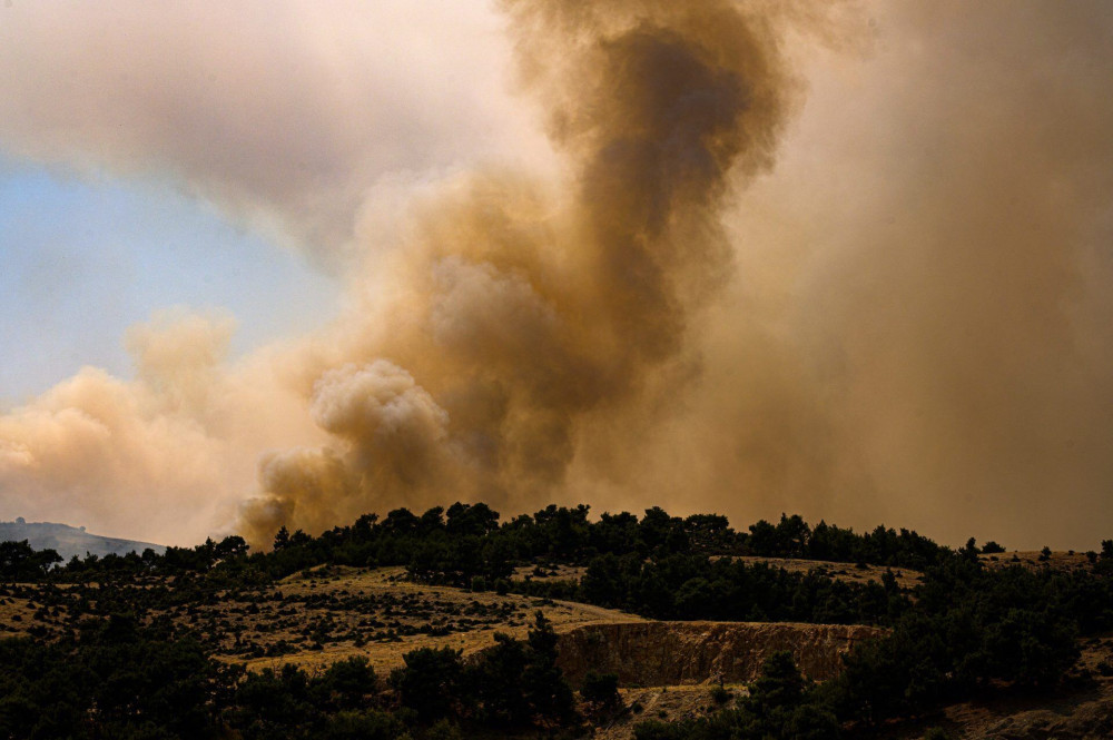 Φωτιές: Υπό μερικό έλεγχο στη Βελά Αιγιαλείας – Σε ύφεση στο Ρέθυμνο