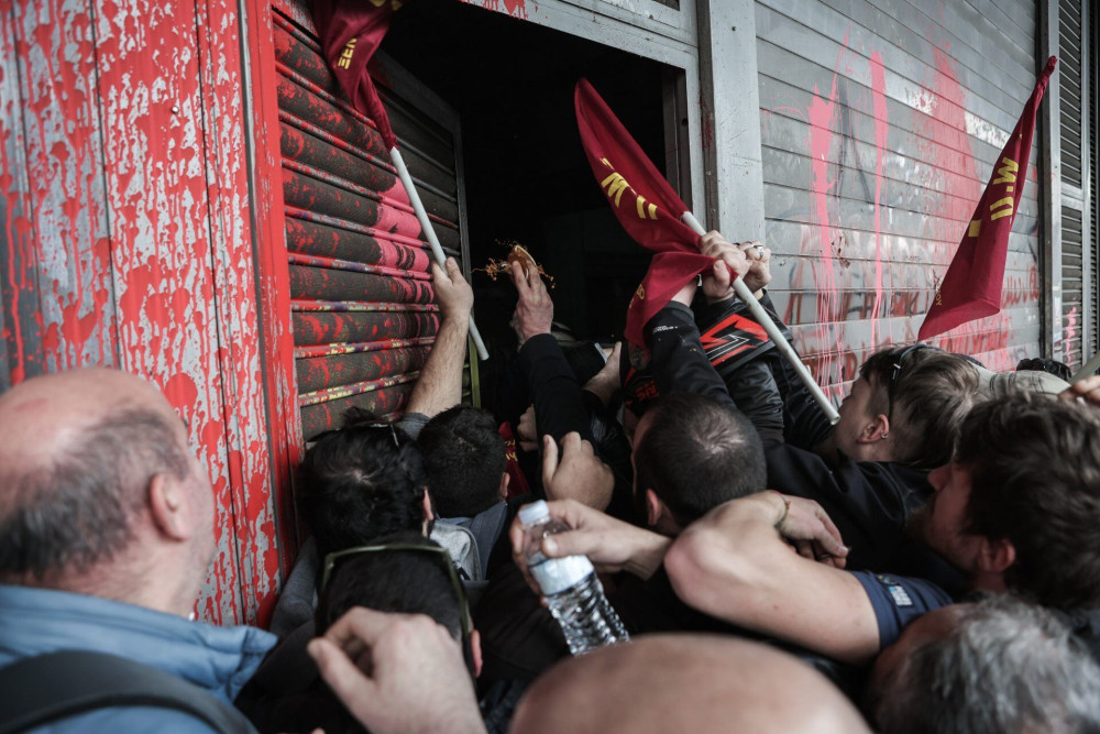 Απίστευτο! Το ΠΑΜΕ έκανε ντου και μετά κατήγγειλε  “επίθεση” των… ΜΑΤ (Βίντεο)