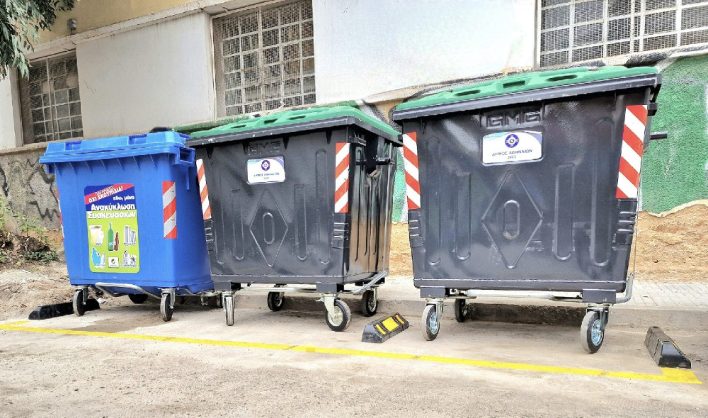 Κίτρινοι “σηματοδότες” γύρω από τους κάδους απορριμμάτων στην Αθήνα – Τι είναι (pics)