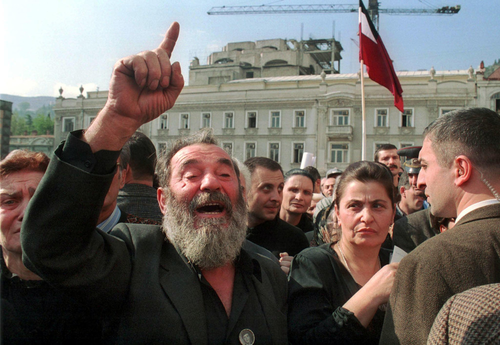 Μαζικές διαδηλώσεις στη Γεωργία για νόμο περί ξένων πρακτόρων που “μυρίζει” Μόσχα