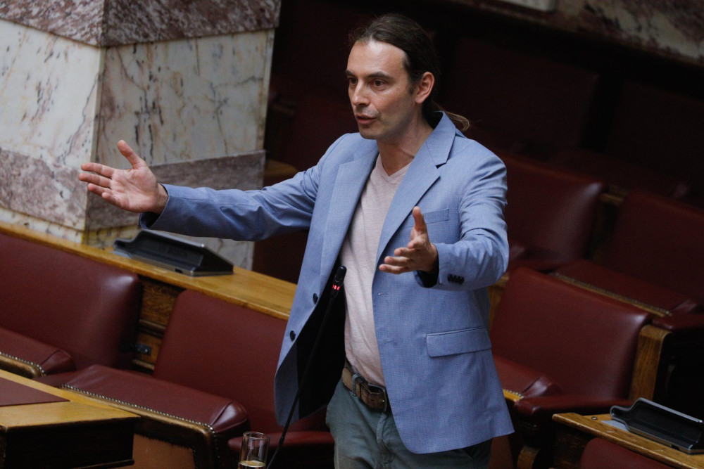 Το τερμάτισε ο Κρίτων: Κατήγγειλε τον Άδωνι διότι πήγε να του απαντήσει σε ερώτηση που του έκανε… (βίντεο)
