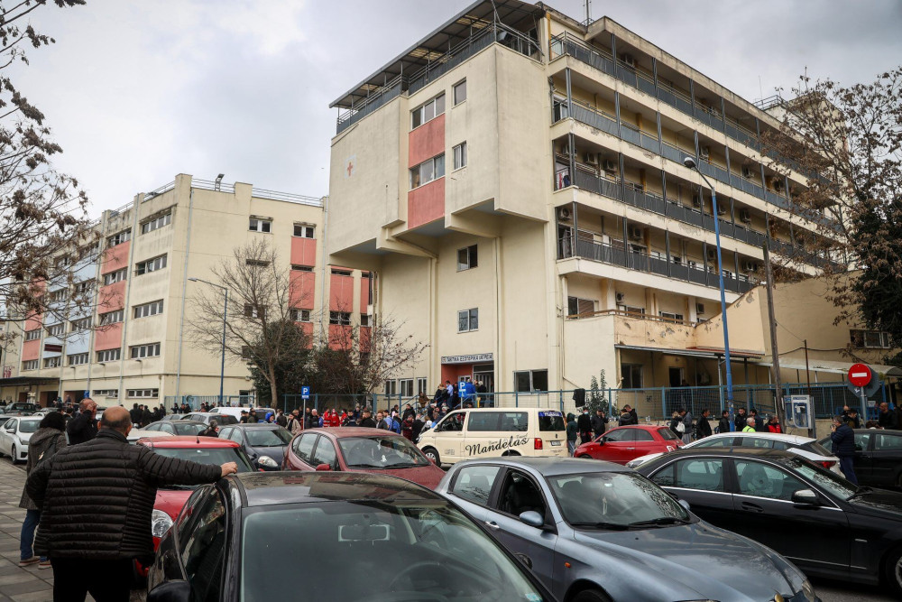 Τέμπη: Κύμα συμπαράστασης στον μοναδικό επιζώντα του πρώτου βαγονιού – “Μείνε δυνατός”