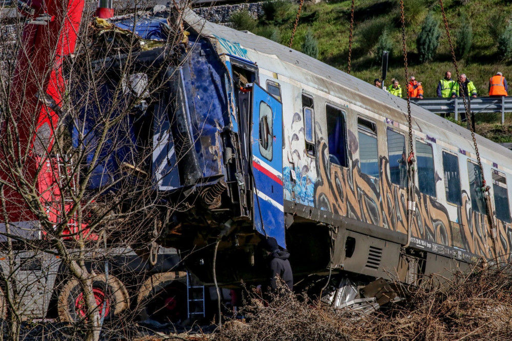 Τέμπη: Μαρτυρία σοκ – Στο σταθμαρχείο Λάρισας τα βράδια «έκαναν πάρτι, έσβηναν φώτα, μουσικές, ουίσκι»