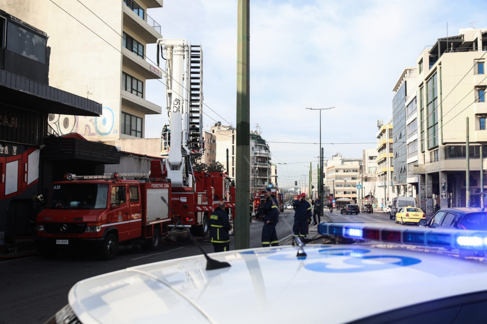 Φωτιά σε νυχτερινό κέντρο στο Γκάζι – Κλειστό το ρεύμα ανόδου στην Πειραιώς