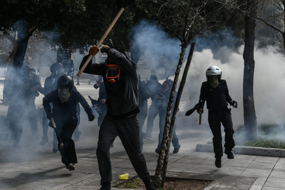 Κουκουλοφόροι “έσπασαν” το αυτοκίνητο της Γεροβασίλη – Τραυματίστηκε ο αστυνομικός της