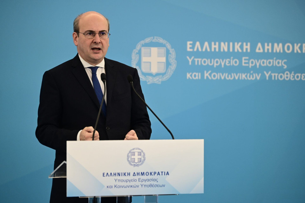 Χατζηδάκης για κατώτατο μισθό: 20% αύξηση σε δύο χρόνια – Πόσο ανεβαίνει το επίδομα ανεργίας