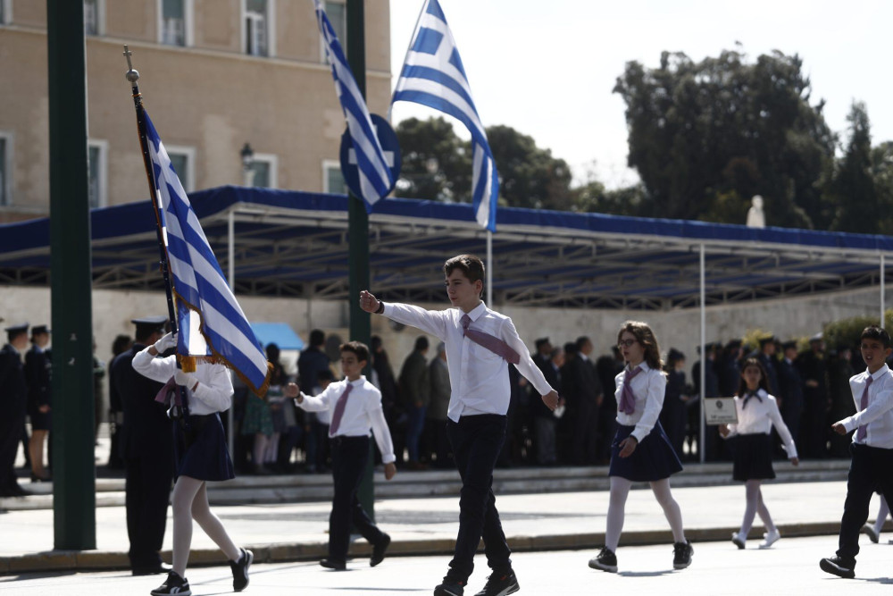25η Μαρτίου: Ξεκίνησε η παρέλαση στην Αθήνα – Κυκλοφοριακές ρυθμίσεις – Κλειστό το Μετρό στο Σύνταγμα