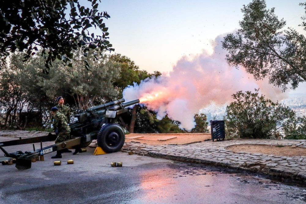 25η Μαρτίου: Με κανονιοβολισμούς από τον Λυκαβηττό ξεκίνησαν οι εορτασμοί – Στις 11 η παρέλαση