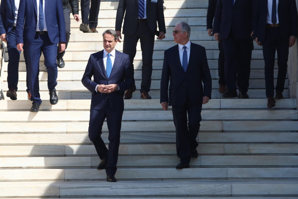 Τυπική η χειραψία Μητσοτάκη – Ανδρουλάκη στη Βουλή πριν την παρέλαση