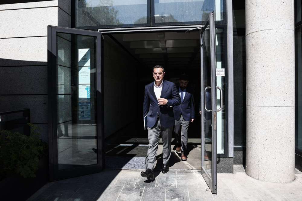 Νέο σόου Τσίπρα: Δεν του “βγαίνει” η εργαλειοποίηση της τραγωδίας – Επιστρέφει στις παρακολουθήσεις