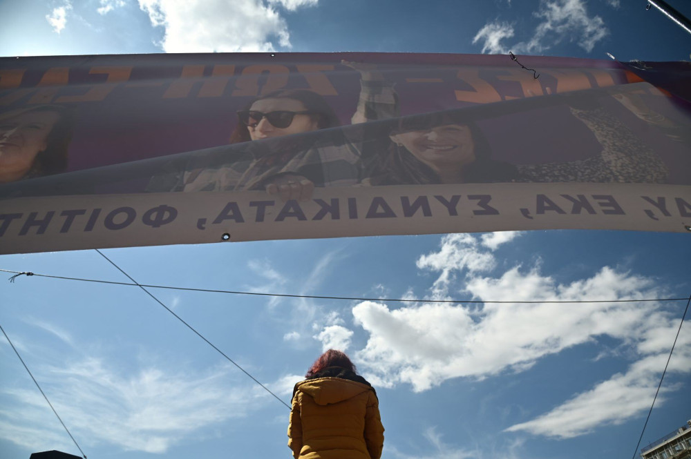 Μέσα στην “τρελή χαρά” οι καλλιτέχνες στην πορεία για τους νεκρούς στα Τέμπη