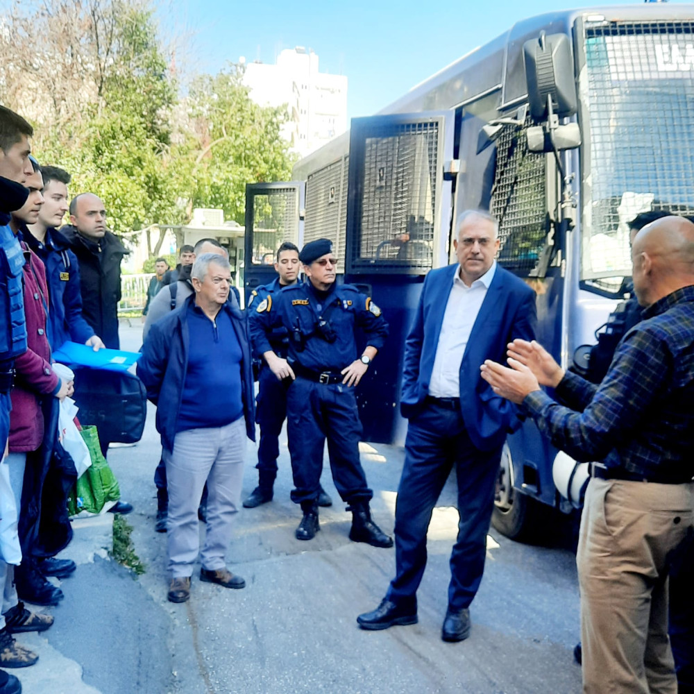 Η επίσκεψη Θεοδωρικάκου σε ΜΑΤ – ΥΜΕΤ και ο Μανιάτικος χαιρετισμός «κορώνα μου»