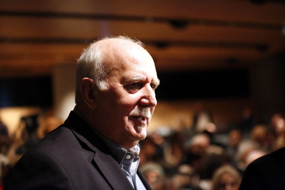 Έξαλλος ο Παπαδάκης με τον δημοσιογράφο της “Αυγής” Ανδρέα Πετρόπουλο: Είναι χυδαίο αυτό που κάνεις