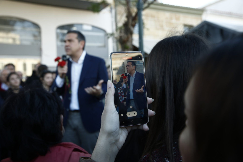 “Εξαφανισμένοι” οι πολίτες και στο Λαύριο: Γυρίζουν την πλάτη στον Τσίπρα (Φωτό)