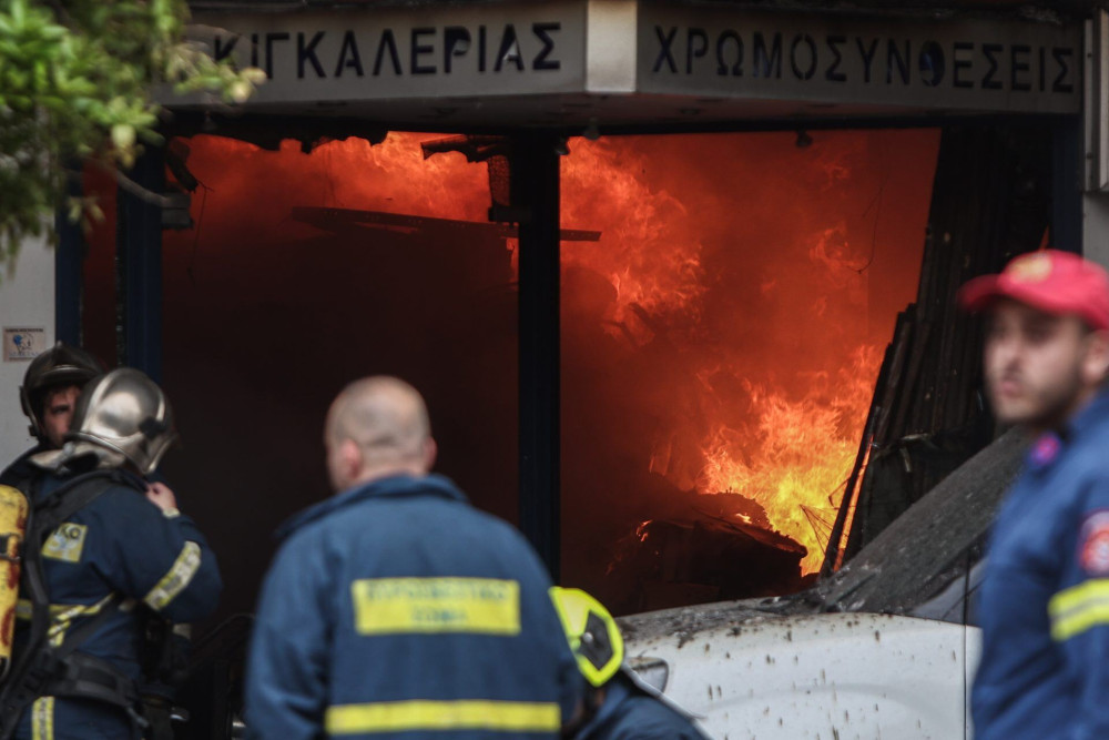 Φωτιά σε χρωματοπωλείο στο ισόγειο πολυκατοικίας στον Πειραιά – Επί τόπου η πυροσβεστική
