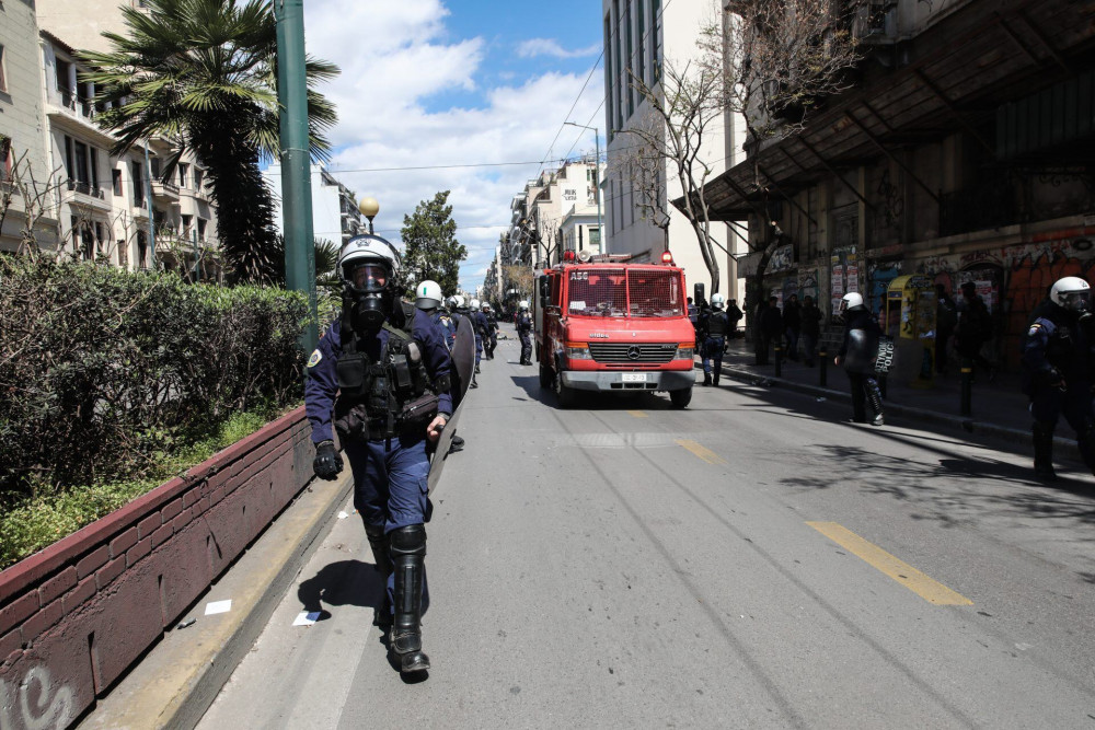 ΑΣΟΕΕ: Ελεύθερος ο αστυνομικός που συνελήφθη αφού πυροβόλησε στον αέρα – Είχε εγκλωβιστεί από κουκουλοφόρους
