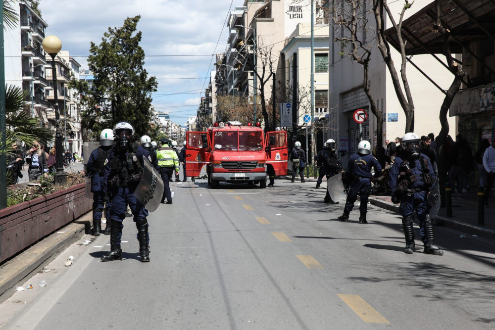 Νέα επεισόδια στην ΑΣΟΕΕ – Κουκουλοφόροι επιτίθενται στα ΜΑΤ – Κλειστή η Πατησίων