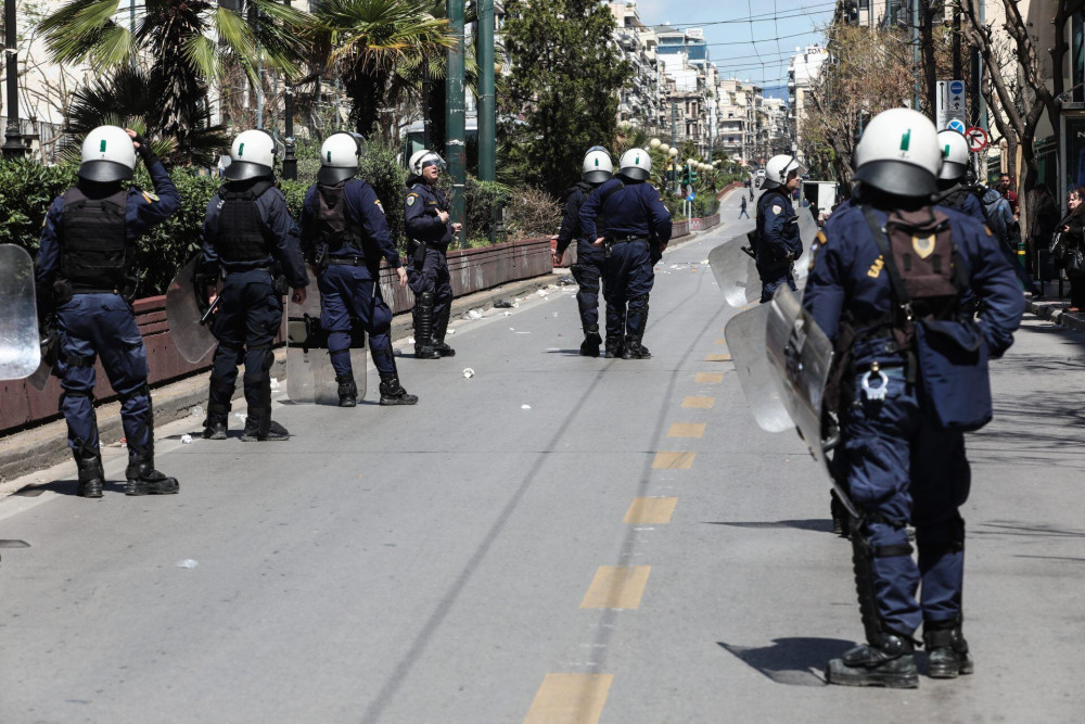 Επίθεση κουκουλοφόρων σε περιπολικό έξω από την ΑΣΟΕΕ – “Παγιδευμένος” αστυνομικός πυροβόλησε στον αέρα για να ξεφύγει