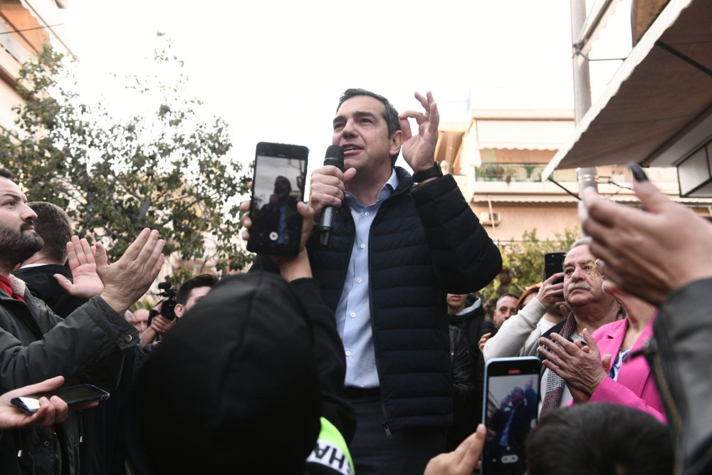 “Σάρωσε” στο Ίλιον ο Τσίπρας – Συγκέντρωση μεταξύ “συγγενών”, “φίλων” και… δημοσιογράφων