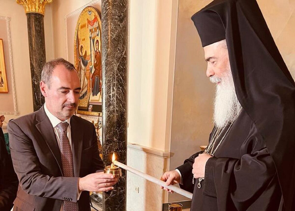 Παρελήφθη το Άγιο Φως από την ελληνική αποστολή – Στις 19.30 φτάνει στην Αθήνα
