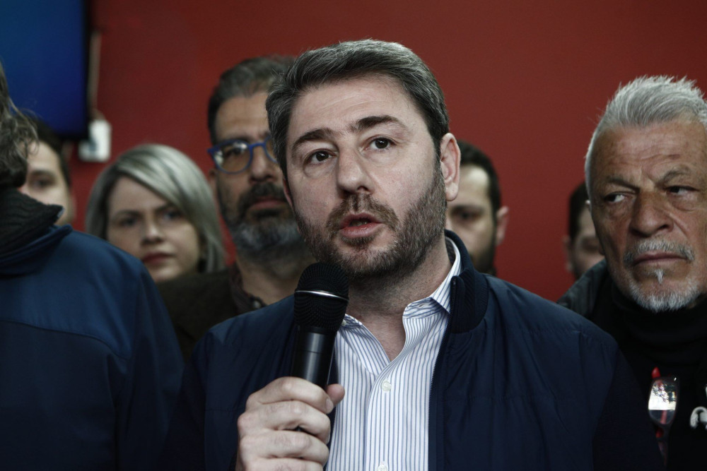 Ο Ανδρουλάκης θυμήθηκε τους “μη προνομιούχους” του Ανδρέα: Στο δρόμο των εκλογών με συνθήματα άλλων εποχών…