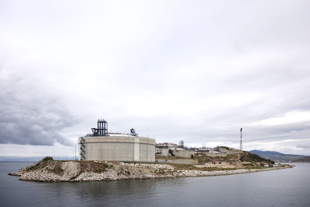Mytilineos – Blue Grid: Ξεκίνησε η μεταφορά LNG μέσω βυτιοφόρου από τη Ρεβυθούσα