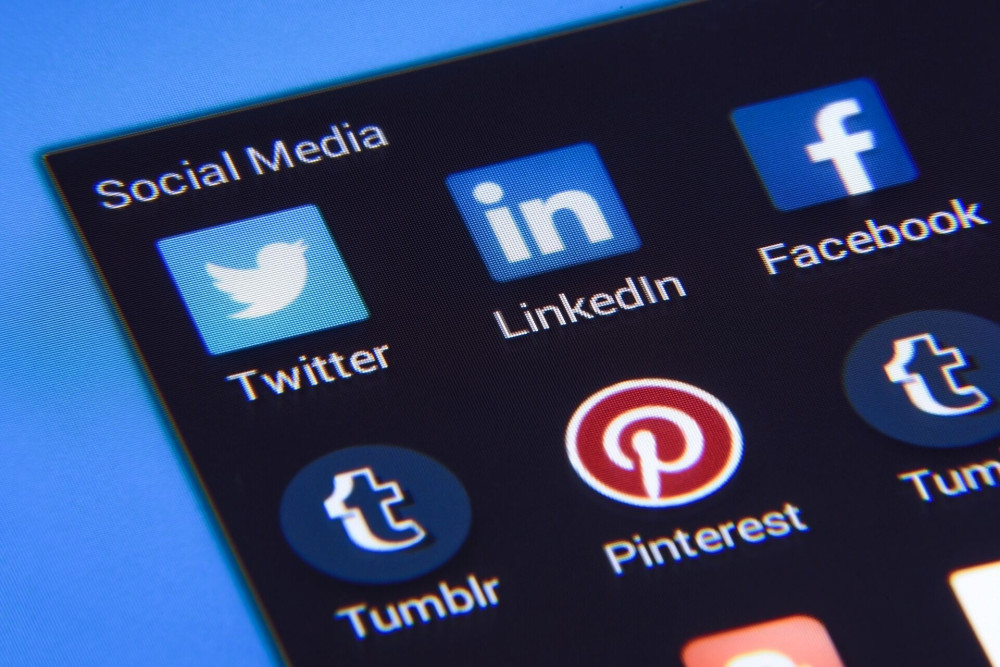 Είσαι κολλημένος στα social, είσαι φτωχός