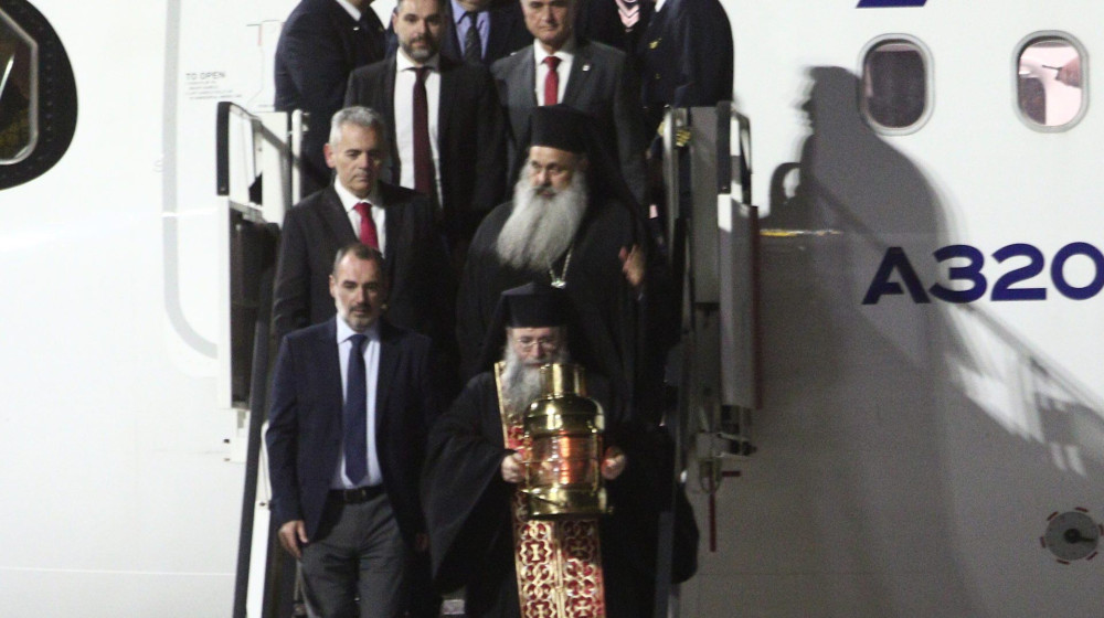 Έφτασε το Άγιο Φως στην Ελλάδα – Κατσανιώτης: «Ας ευχηθούμε να μας καθοδηγεί και να ενδυναμώνει την πίστη μας»