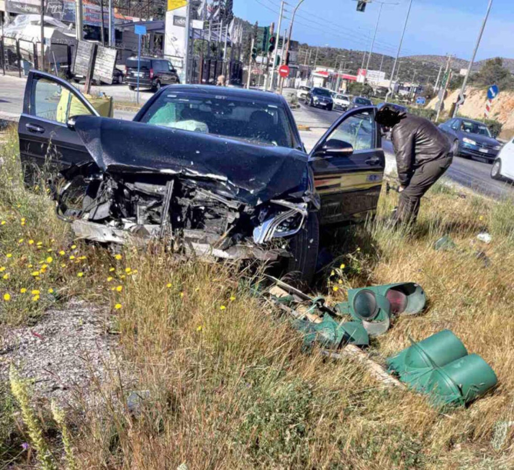 Βάρης Κορωπίου – Όχημα παραβίασε το κόκκινο, νεκρή μία γυναίκα
