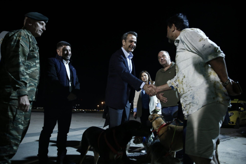 Σουδάν: Στην Ελευσίνα το C-130 με 39 απεγκλωβισμένους – Στο πλευρό τους ο Μητσοτάκης