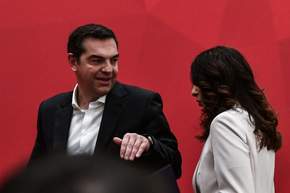 Τσίπρας – Τσαπανίδου τα βάζουν (πάλι) με τις εταιρείες δημοσκοπήσεων