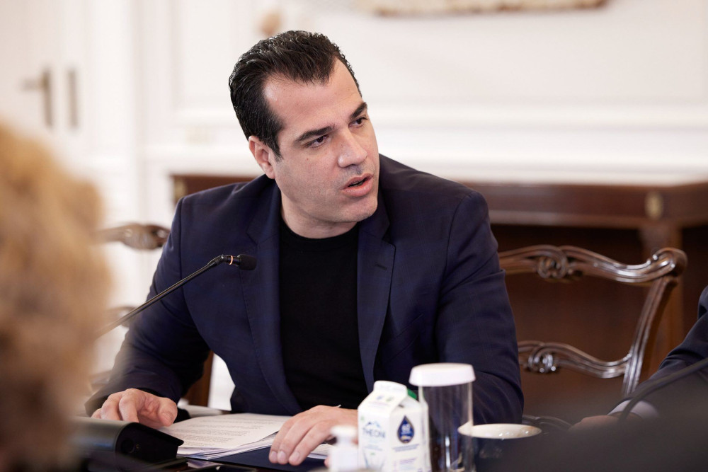 Κύμα συμπαράστασης στον Πλεύρη στο twitter: Καταδικάζουν την επίθεση – Σιωπή από ΣΥΡΙΖΑ