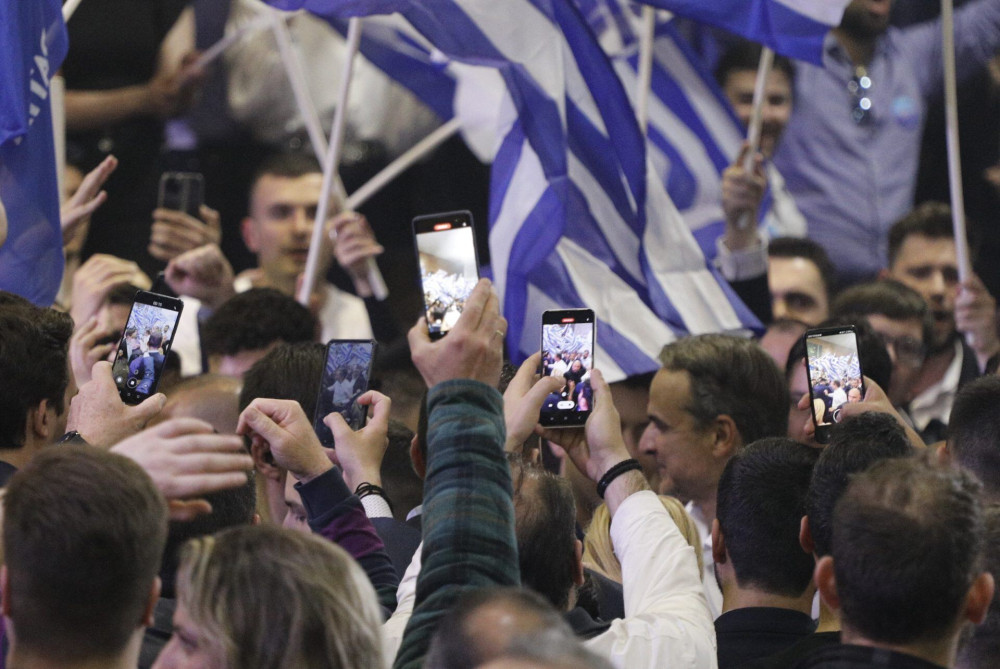 “Πόσες ΔΗΜΗΤΡΕΣ κάνει το σουβλάκι;”- Επικό τρολάρισμα Μητσοτάκη σε Βαρουφάκη