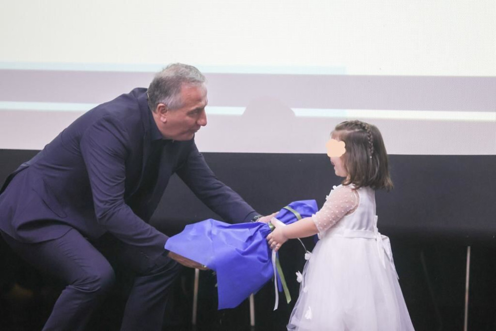 H μικρή Μαρία που… διέκοψε την ομιλία του Σταύρου Καλαφάτη