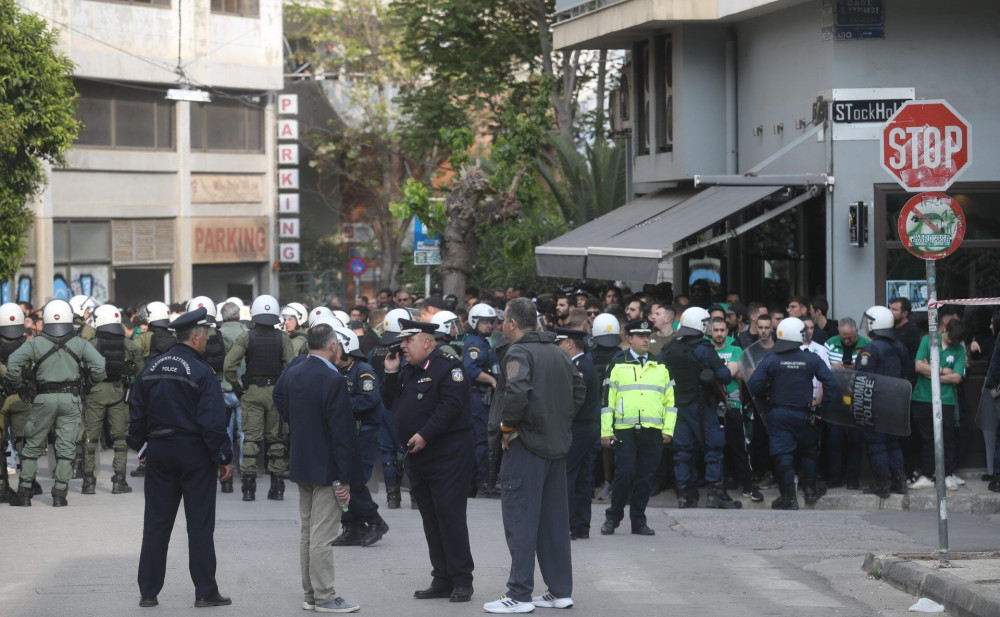 ΠΑΟ – ΑΕΚ: Ένας τραυματίας από τα επεισόδια έξω από το γήπεδο – Κλειστή η Λεωφόρος Αλεξάνδρας