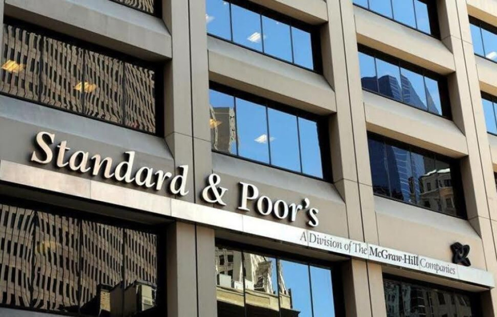 S&P: Στο BBB με σταθερές προοπτικές η ελληνική οικονομία