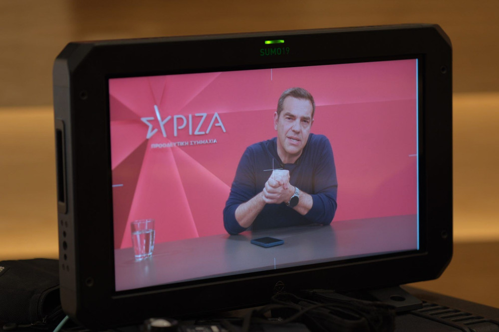 “Αγκαλιά” με την ήττα ο φοβισμένος Τσίπρας