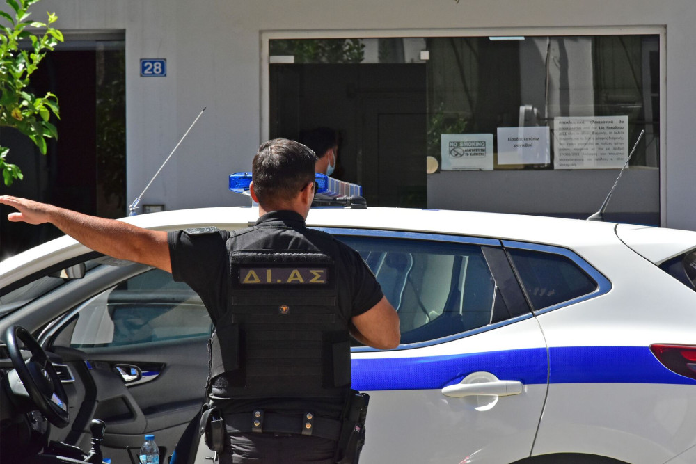 ΕΛΑΣ: χειροπέδες σε τρεις ανήλικους για ληστεία στη Γλυφάδα