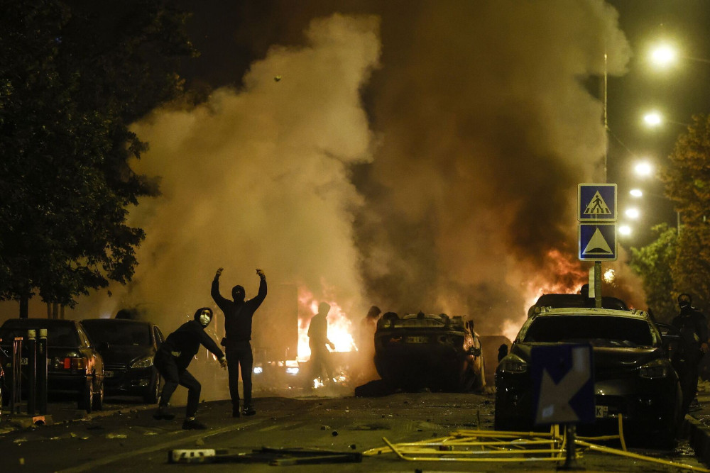 Γαλλία: τρίτη νύχτα χάους μετά τη δολοφονία εφήβου από αστυνομικό