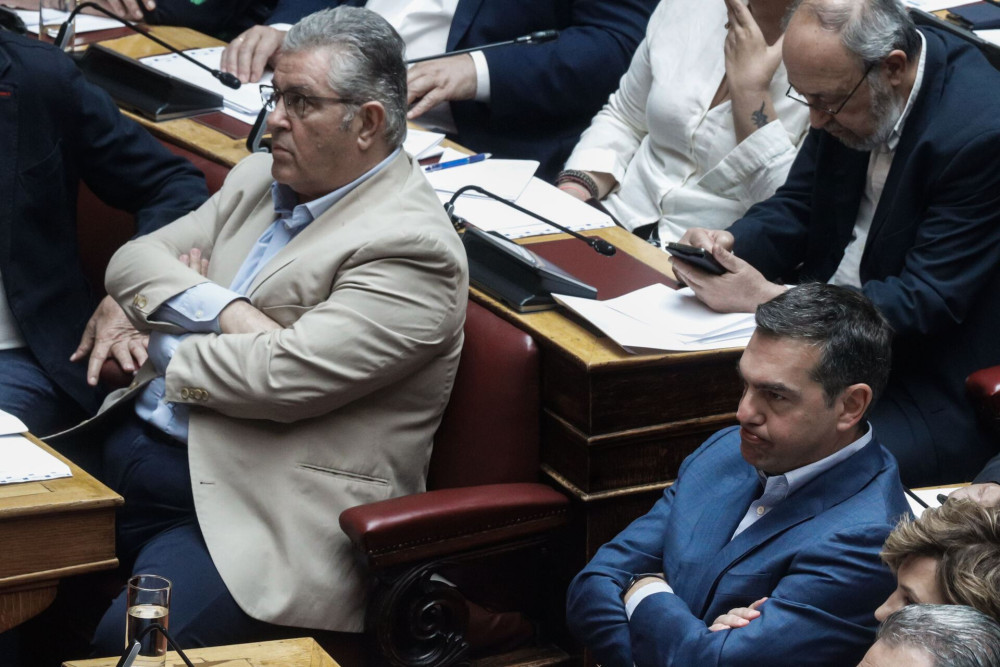 Η «μετακίνηση» του Τσίπρα και η… χαρά του Κουτσούμπα (φωτό)