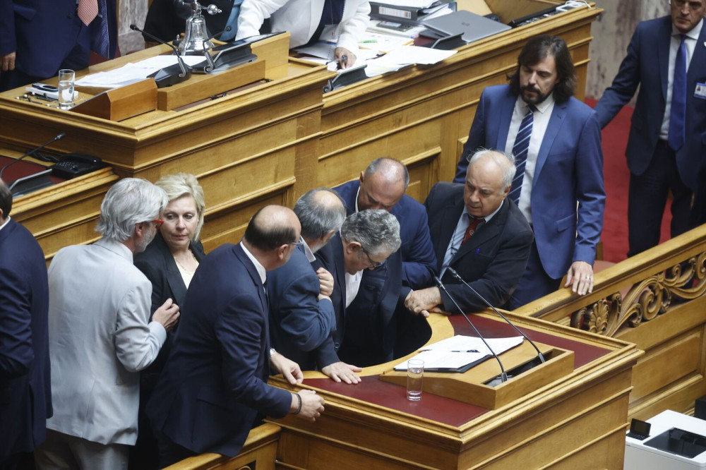 Προγραμματικές δηλώσεις: διεκόπη η ομιλία Κουτσούμπα - κατέρρευσε στο βήμα ο γραμματέας του ΚΚΕ (βίντεο)