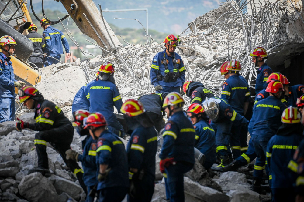 Πάτρα: συνεχίζονται οι έρευνες στα συντρίμμια της γέφυρας που κατέρρευσε