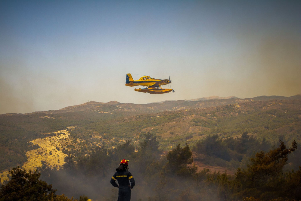 Φωτιές: σε ύφεση στη Ρόδο - Οριοθετήθηκε στην Υλίκη - Ενεργά μέτωπα σε Κάρυστο, Αίγιο και Κέρκυρα