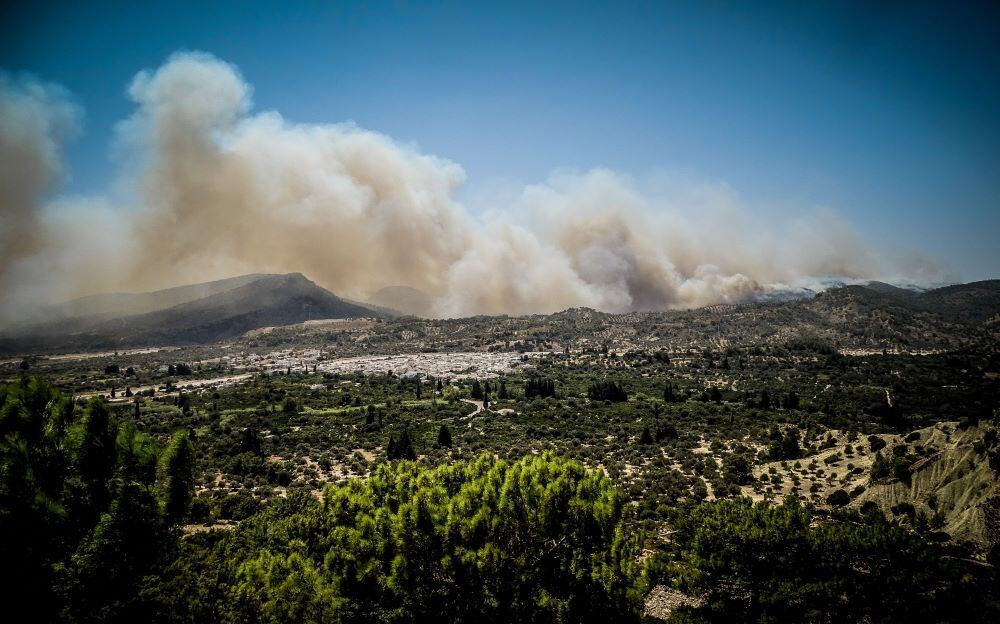 Φωτιές: συνεχίζεται η μάχη σε Ρόδο, Κέρκυρα και Κάρυστο