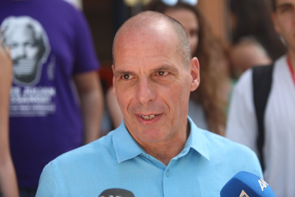 Παραίτηση Τσίπρα / Βαρουφάκης: Καθιστά επιτακτικότερη την ανασύνταξη προοδευτικών δυνάμεων